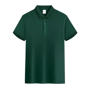Dettaglio di una polo da uomo traspirante in cotone verde scuro a maniche corte
