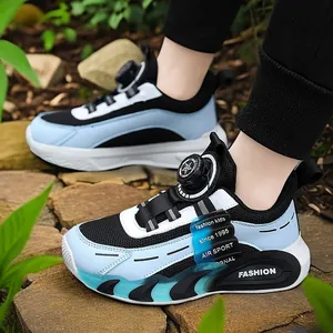 Zapatillas de malla transpirable azul y negro para niños con cierre giratorio moderno.