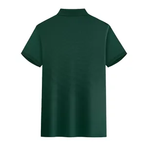 Vista posteriore dettagliata di una polo da uomo in cotone piquet verde scuro traspirante