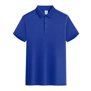 Dettaglio della polo in cotone piqué traspirante con classico design a revers in blu reale
