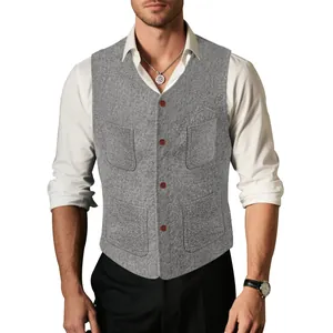Vista detallada de un chaleco de lana gris para hombre, corte entallado con botonadura.