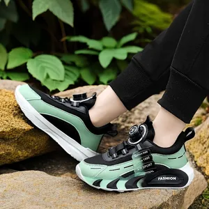Zapatillas de malla transpirable para niños y niñas en verde y negro con cierre giratorio