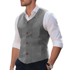 Vista detallada de un chaleco de lana gris para hombre sobre una camisa blanca