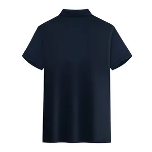 Vista posteriore dettagliata di una polo classica da uomo in cotone piquet blu navy