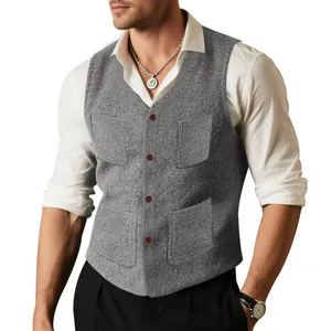 Detalle del chaleco de lana gris ajustado para hombre con cuatro bolsillos de parche