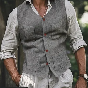 Detalle de un chaleco de lana gris para hombre, corte slim, con cuatro bolsillos.