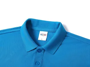 Primo piano dettagliato del colletto di una polo blu in cotone con etichetta taglia L