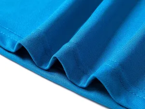Dettaglio ravvicinato del tessuto in cotone piqué blu traspirante sulla polo da uomo