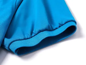 Primo piano del polsino a coste e del tessuto piqué di una polo blu da uomo traspirante