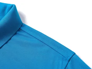 Dettaglio macro di alta qualità della spalla di una polo in cotone piqué blu traspirante