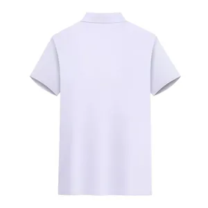Vista posteriore di una classica polo da uomo in cotone bianco traspirante per il tempo libero