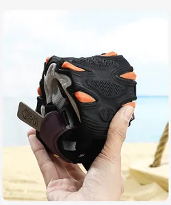 Primo piano della suola flessibile in gomma dei sandali da spiaggia per bambino