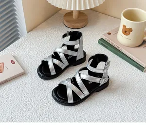 Elegantes sandalias romanas plateadas con tiras para niñas en un entorno de estilo.
