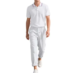 Ganzkörperansicht eines Mannes im weißen Polo-Shirt und Leinenhosen Business-Set.