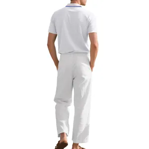 Rückansicht des weißen Kurzarm-Poloshirts für Herren und des weißen Leinenhosen-Sets