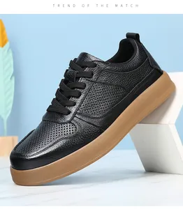 Vue détaillée des baskets en cuir noir pour hommes avec design ajouré respirant.