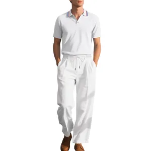 Herren-Set aus weißem Leinen-Poloshirt und passender Kordelzughose in Vollansicht.