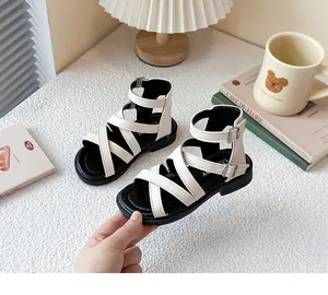Elegantes sandalias romanas blancas para niña con tiras cruzadas para el verano y la playa
