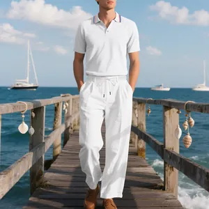 Gesamtansicht von Herren Sommer Polo-Shirt und Leinenhose auf einem sonnigen Steg
