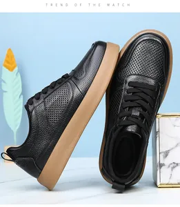 Vue latérale et supérieure détaillée de baskets en cuir noir avec semelles en gomme
