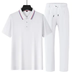 Zweiteiliges Herren-Business-Casual-Set bestehend aus weißem Poloshirt und Leinenhose