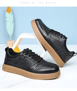Vue détaillée de baskets en cuir noir perforé pour hommes avec semelles en caoutchouc beige