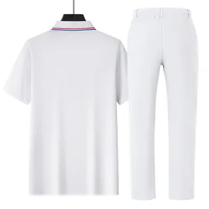 Rückansicht eines minimalistischen weißen Herren-Poloshirts und einer Leinenhose für den Sommer