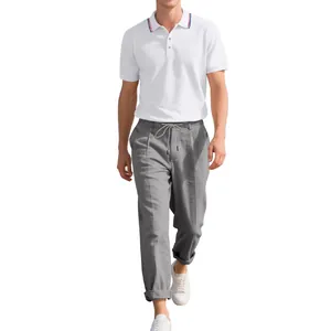 Lässiges Herren-Sommerset mit weißem Polohemd und grauer Leinenhose mit Kordelzug
