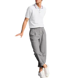 Herren Sommer-Set mit weißem Poloshirt und grauer Leinenhose mit Kordelzug.