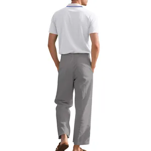 Rückansicht eines sommerlichen Herren-Business-Sets mit weißem Polo und grauer Leinenhose
