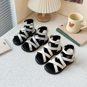 Elegantes sandalias romanas para niñas con tiras cruzadas para el verano, en plata y beige