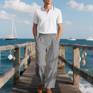 Herren Sommer-Freizeitset mit weißem Kurzarm-Poloshirt und grauer Leinenhose für den Urlaub.