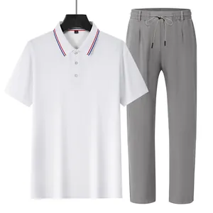 Vorderansicht des legeren Herren-Zweiteilers mit Poloshirt und Leinenhose in Grau