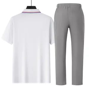 Rückansicht eines minimalistischen weißen Poloshirts und einer grauen Leinenhose