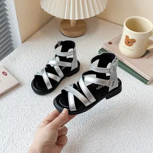 Elegantes sandalias romanas plateadas para niñas, calzado de playa de verano cómodo.