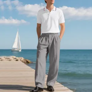 Herren Sommer-Set: weißes Kurzarm-Poloshirt und graue Leinenhose am Meer für Urlaub.