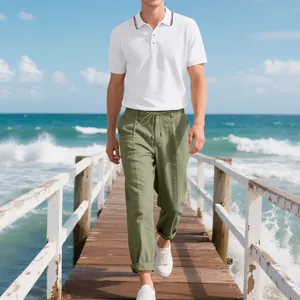 Herren Sommer-Set mit weißem Poloshirt und olivgrüner Leinenhose am Meer getragen.