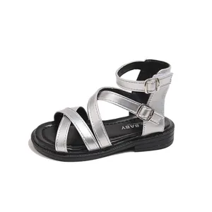 Sandalias romanas plateadas para niña con correas cruzadas y hebillas ajustables verano