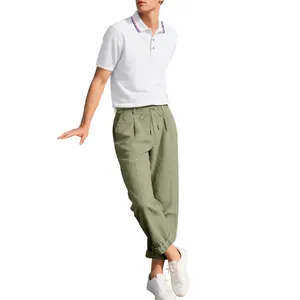 Herren Sommer-Outfit: weißes Poloshirt und grüne Leinenhose für Business-Casual
