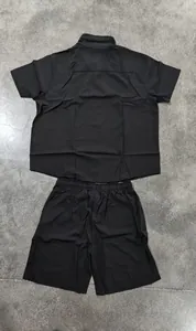 Detaillierte Rückansicht eines schwarzen Kurzarmhemd- und Shorts-Sets für Herren