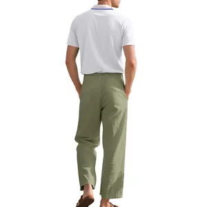 Rückansicht eines weißen Herren-Poloshirts und einer olivgrünen Leinenhose im Set