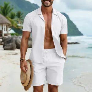 Detailansicht eines weißen Herren-Sets mit Kurzarmhemd und Shorts für den Strandurlaub