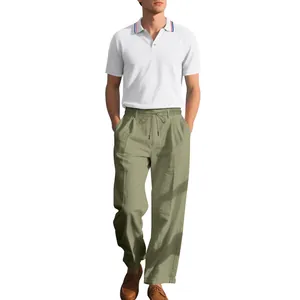 Vollansicht eines weißen Herren-Poloshirts und einer olivgrünen Leinenhose am Modell