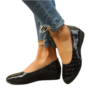 Eleganti ballerine nere da donna con trama a coccodrillo e punta sottile e morbida