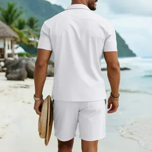 Rückenansicht des weißen Herren-Freizeitsets mit Kurzarmhemd und Shorts am Strand
