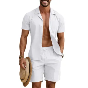 Elegantes weißes Sommer-Set für Herren mit Kurzarmhemd und bequemen Tunnelzug-Shorts