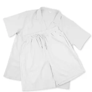 Detailansicht eines lässigen weißen Herren-Sets aus Kurzarmhemd und Shorts für den Sommer