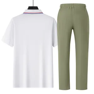Rückansicht eines weißen Herren-POLO-Shirts und einer olivgrünen Leinenhose im Set