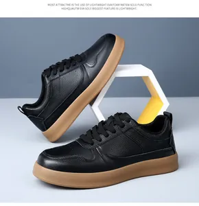 Vue détaillée des baskets en cuir noir pour hommes avec semelles en gomme.