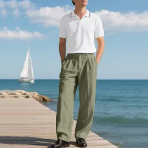 Mann im weiß gestreiften Polohemd und grüner Leinenhose an einem sonnigen Pier am Meer